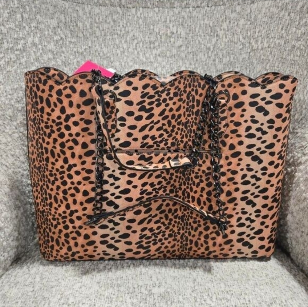 🖤🔹️Betsey Johnson 🔹️XOTOTE-L  Leopard Print 2pc Tote with Black Bag Charm - Picture 9 of 17